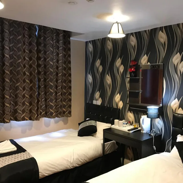 غرفة بسريرين منفصلين بحمام مشترك، Pacific Inn London Heathrow (ex. Essex Inn Hotel) 2/3