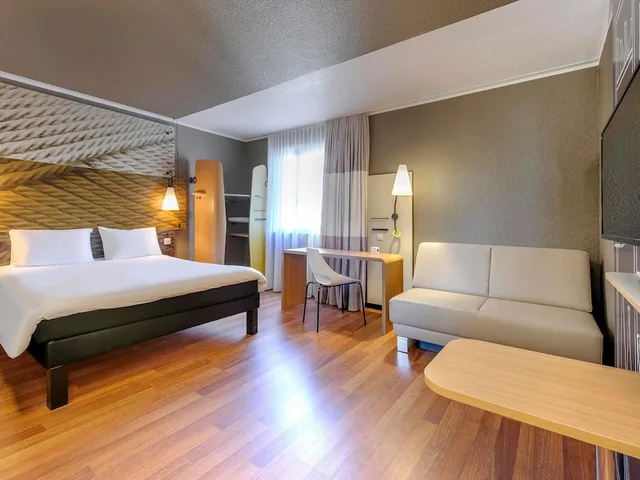 غرفة عائلية بسرير مزدوج مع أريكة، IBIS BERLIN MITTE HOTEL 2/7