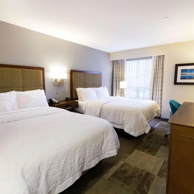 غرفة بسرير كينج وسريرين كوين، Hampton Inn By Hilton Vancouver Airport/Richmond 1/3