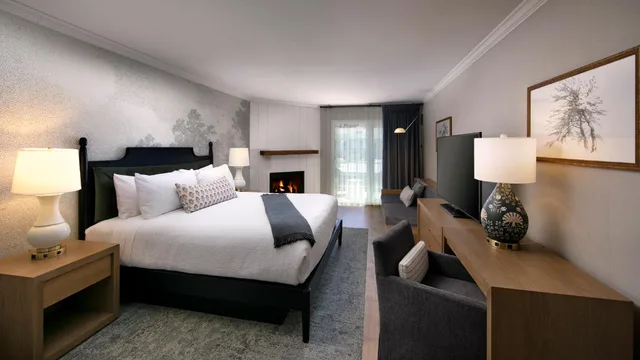 Room, King Bed, Partial View، Fireside Inn On Moonstone Beach 1/1