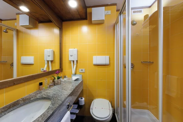 غرفة عائلية بسرير مزدوج وسريرين منفصلين، Hotel Alaska Cortina 5/7