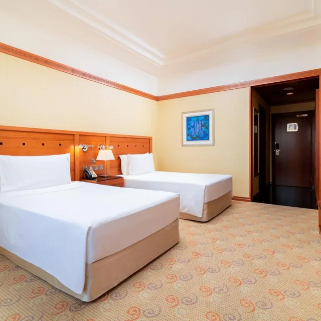غرفة بريميوم بسريرين منفصلين بإطلالة على البحر مع دخول الصالة، Holiday Inn Kuwait 2/5