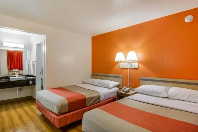 غرفة قياسية بسريرين مزدوجين، Motel6 Schiller Park, IL - Chicago O'Hare 2/6