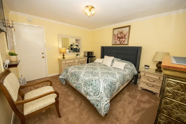 غرفة بسرير كوين، Simmons Motel 1/2