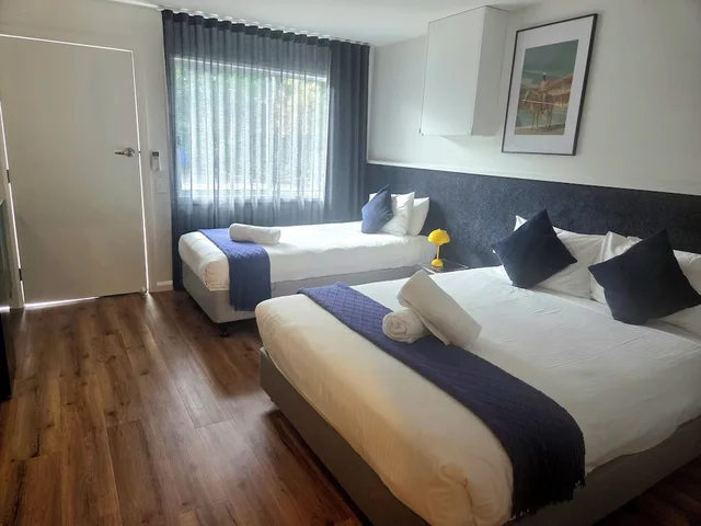 Palm, Collection, 1 Queen and 1 Single Bed, Accessible, TOP SPOT MOTEL 1/4