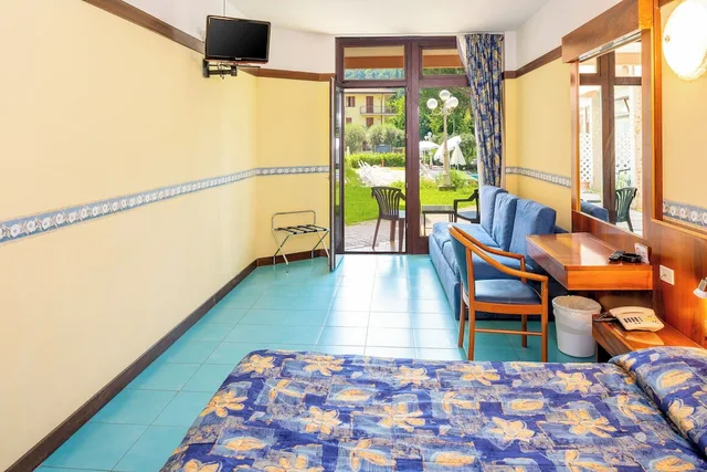 غرفة ثلاثية بسرير مزدوج وسرير فردي بإطلالة على المسبح، Royal Hotel Garda 2/3