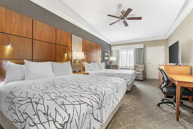 غرفة قياسية بسريرين كوين، Best Western Plus Silver Saddle Inn 1/10
