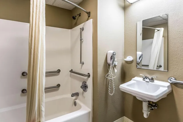 Upgrade, King Bed، Econo Lodge Shelbyville KY 5/5