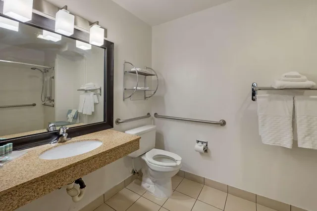 غرفة بسريرين كوين بحوض استحمام لذوي الإعاقة، Best Western Mesquite Inn 6/6