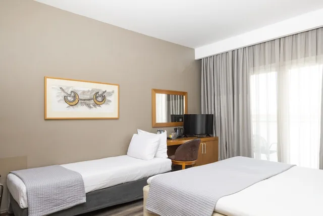 غرفة عائلية بسريرين منفصلين بإطلالة جزئية على البحر، Golden Star City Resort 2/10
