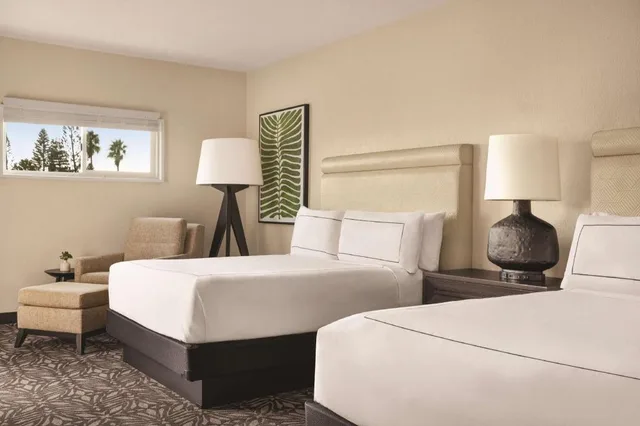 غرفة بسريرين كوين بإطلالة جزئية على البحر مع أريكة لذوي الإعاقة، Zachari Dunes on Mandalay Beach, Curio Collection by Hilton 1/3