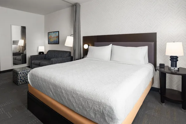 استوديو بسرير كينج بحوض استحمام لذوي الإعاقة، Home2 Suites By Hilton Meridian 1/4