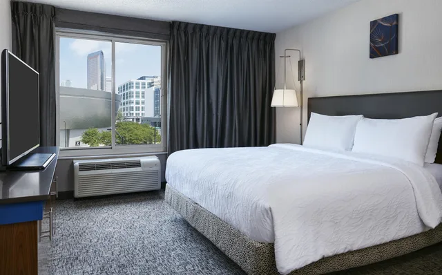 جناح بسرير كينج مع أريكة، Hilton Garden Inn Charlotte - Uptown 1/5