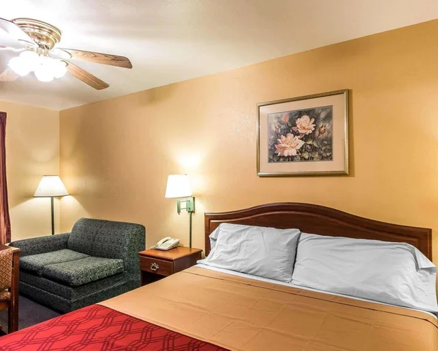 غرفة بسرير كينج للمدخنين، Econo Lodge Bartlesville Hwy 75 1/4
