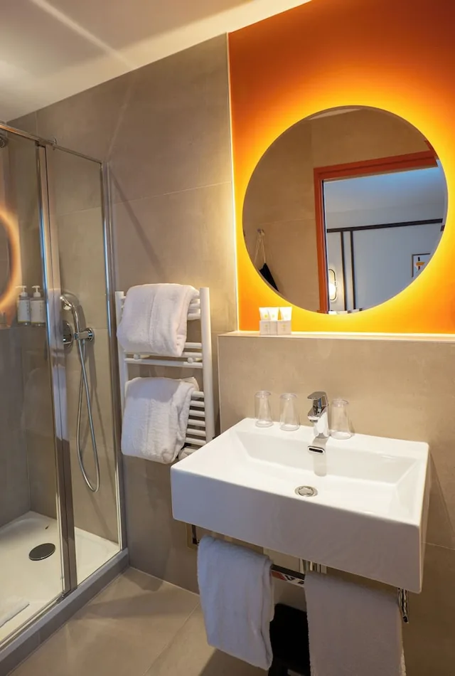 Family, Queen Bed, Sofa, Bathtub, Au Grand Saint Jean 8/10