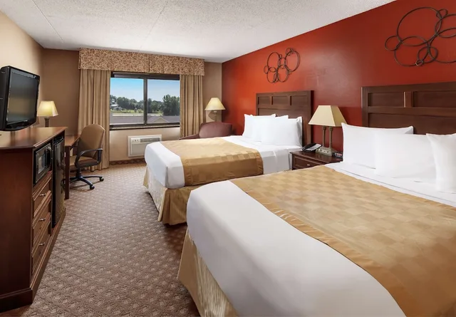 غرفة قياسية بسريرين مزدوجين، Roosevelt Grand Dakota, SureStay Collection by Best Western 1/2