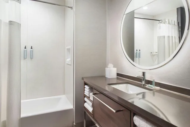 جناح بسرير كينج بغرفة نوم واحدة مع أريكة بمنطقة جلوس، Courtyard BY Marriott Atlanta Covington 2/3