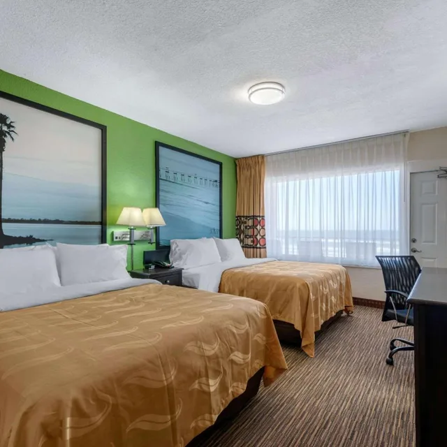 غرفة بسرير كينج وسريرين كوين بإطلالة على البحر، Quality Inn Daytona Beach Oceanfront 1/6