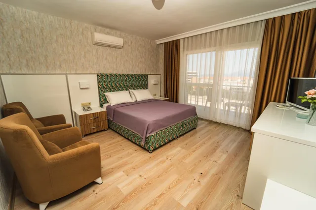 جناح جونيور، Twins Hotel 6/8