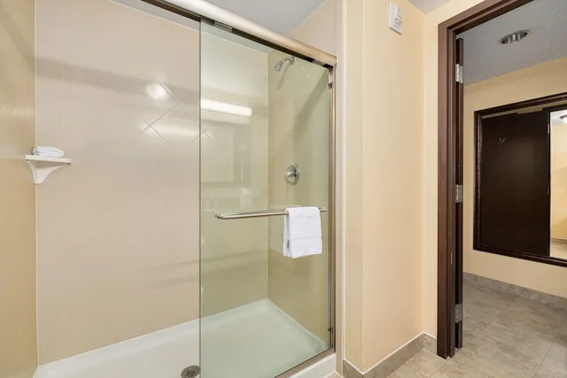 غرفة بريميير بسريرين كوين بإطلالة على المرسى بشرفة بمطبخ صغير، Pier House 60 Marina Hotel 7/7