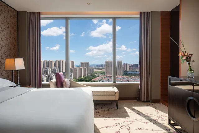 1 Bedroom, Suite, King Bed, Lounge Access, Crowne Plaza Huizhou 2/6