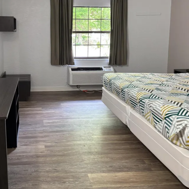غرفة بسرير كينج لذوي الإعاقة، Studio6 Tallahassee, FL – North Monroe 2/5