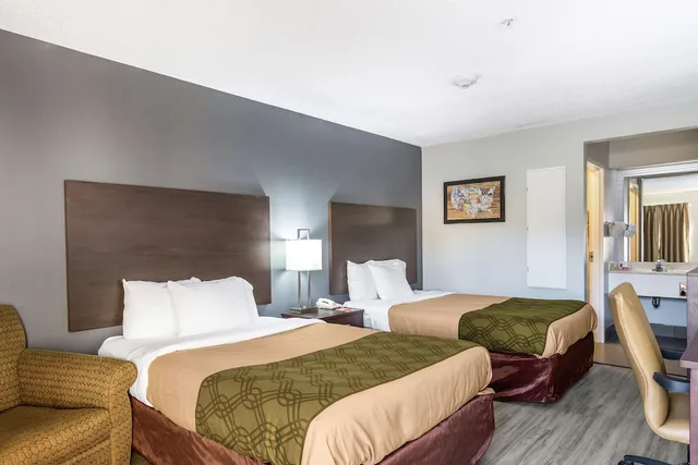 غرفة قياسية بسريرين مزدوجين في الطابق الأرضي، SureStay Hotel by Best Western Brunswick 1/2