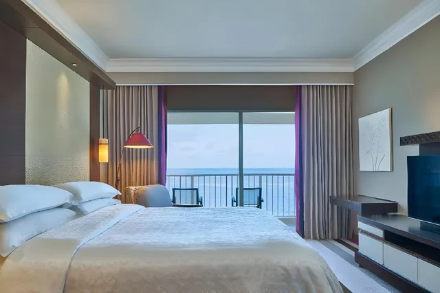 Suite, Ocean Front, Club Lounge Access, Corner، RIHGA Royal Laguna Guam Resort 1/2