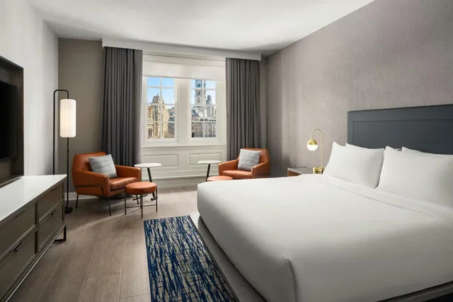 1 Bedroom, Suite, King Bed, Atrium View, Sofa, Accessible، Le Meridien Philadelphia 1/10