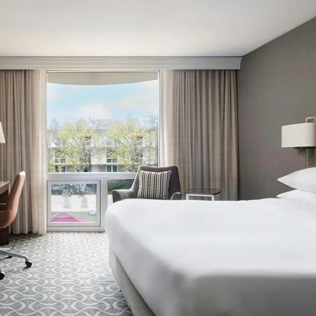 غرفة قياسية بسرير كينج، Marriott St. Louis Airport 3/10