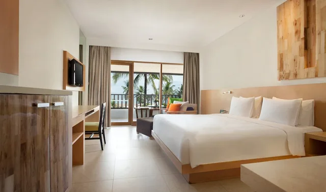 غرفة بريميوم بسرير كينج بإطلالة على الحديقة بحوض استحمام، HOLIDAY INN RESORT BARUNA BALI 1/10