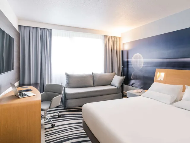 غرفة كلاسيكية بسرير مزدوج وسرير فردي بإطلالة على المسبح، NOVOTEL LIMOGES LE LAC 5/10