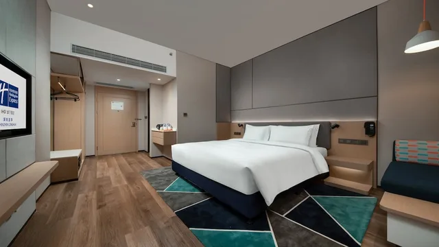 غرفة قياسية بسرير كينج بإطلالة على المدينة، Holiday Inn Express Shenzhen Longhua 8/10