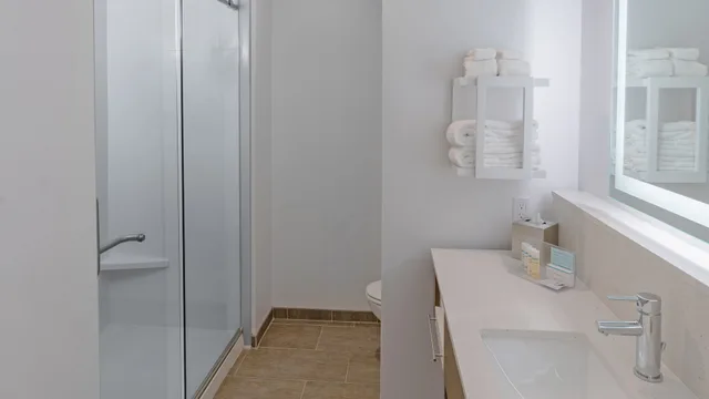 غرفة قياسية بسرير كينج مع أريكة، Hampton Inn Riverside Downtown Ca 4/4