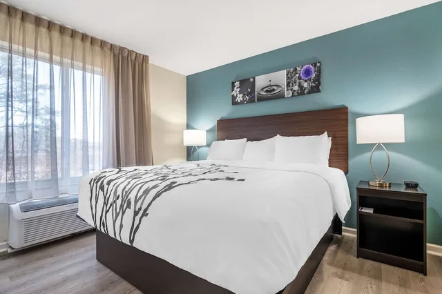 غرفة قياسية بسرير كينج، Sleep Inn & Suites Newport News City Center Area 2/4