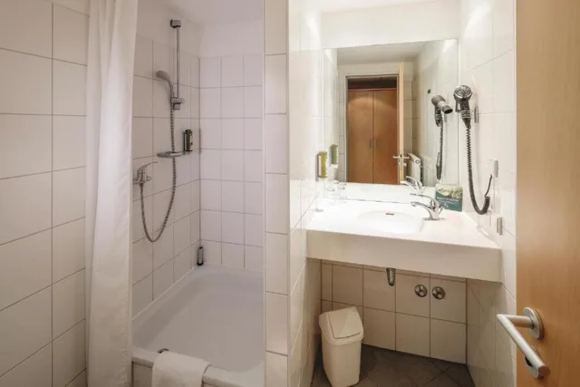 شقة أساسية بسرير مزدوج، Airporthotel Berlin Adlershof 5/6