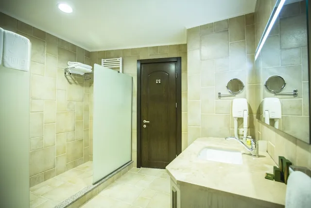 جناح بسرير كينج بشرفة، Colosseum Marina Hotel Batumi 3/3