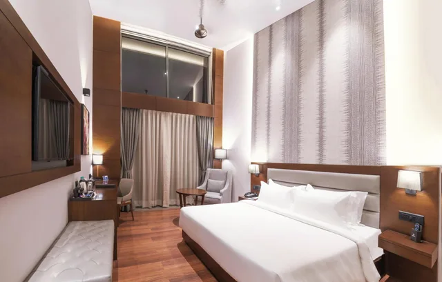 غرفة فاخرة بإطلالة على البحيرة بشرفة، The Rosefinch Sarovar Portico 4/6