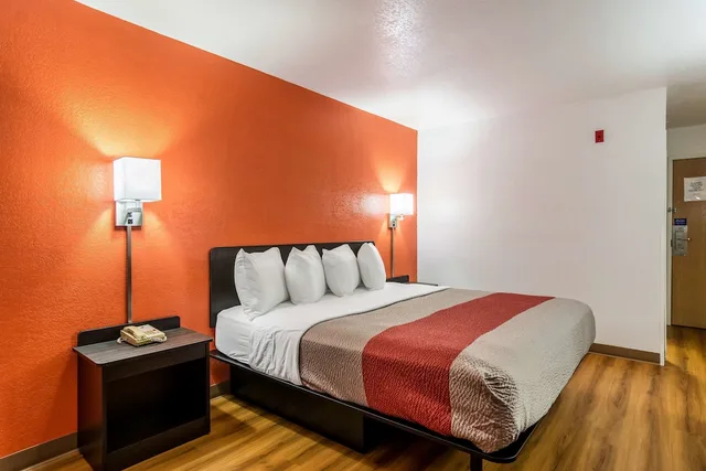 غرفة بسرير كينج، Motel6 Barkeyville, PA 8/10