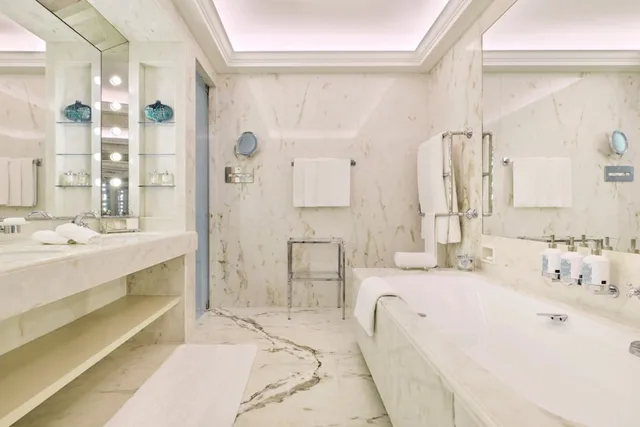 Azur, Suite, King Bed، Le Bristol Paris 3/4