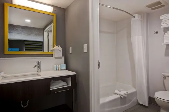 غرفة بسريرين مزدوجين مع أريكة، Hampton Inn Memphis Olive Branch 2/2