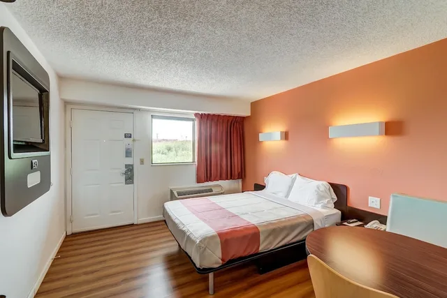 Deluxe, King Bed, Accessible, Motel6 Berea, KY 1/7