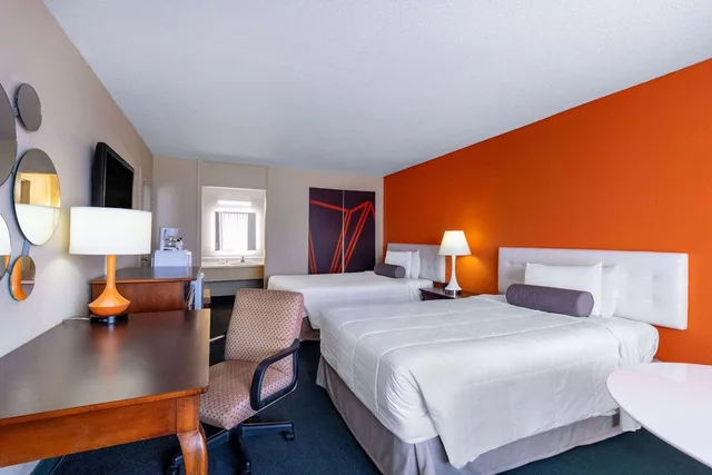 غرفة بسريرين مزدوجين للمدخنين، Howard Johnson by Wyndham Salem Hotel & Conference Center 1/4