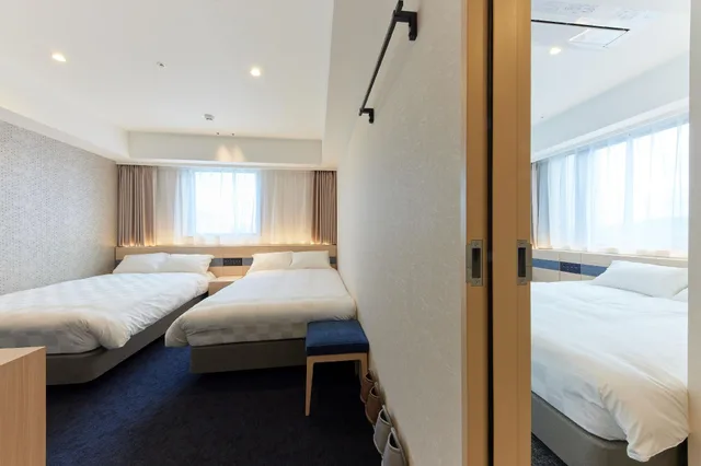 غرفة متصلة بسرير مزدوج وسريرين منفصلين، Henn na Hotel Premier Kagoshima Tenmonkan 1/1