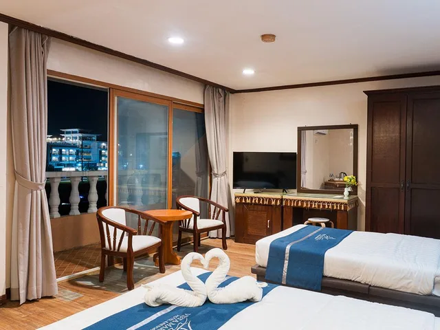 غرفة ديلوكس بسرير كوين وسرير فردي بإطلالة على المدينة، Vista Marina Hotel And Resort 1/1