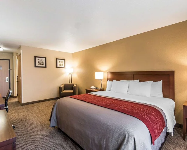 غرفة بسرير كينج لذوي الإعاقة، Quality Inn & Suites Bethany 2/3