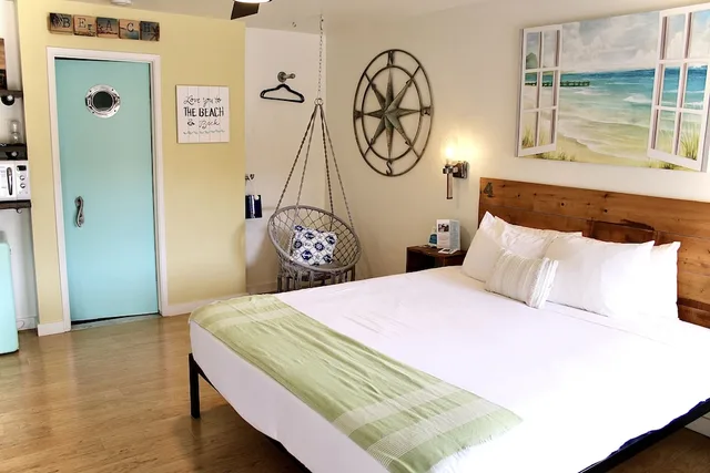 Standard, King Bed, Haley Hotel 6/10