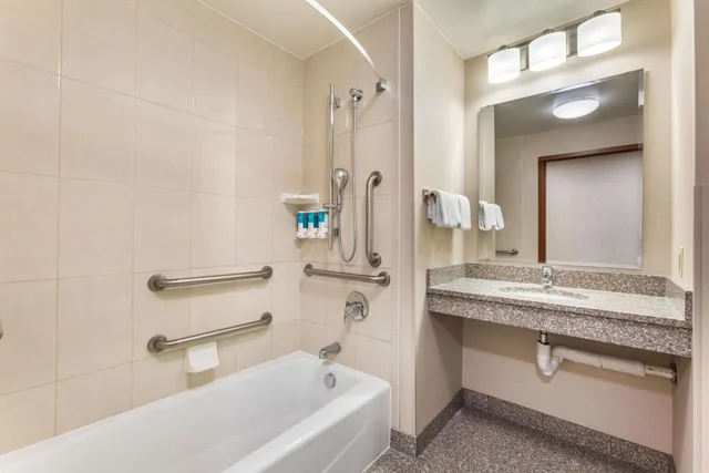 غرفة بسريرين كوين في طابق مرتفع لذوي الإعاقة، Drury Inn & Suites Phoenix Tempe 4/4