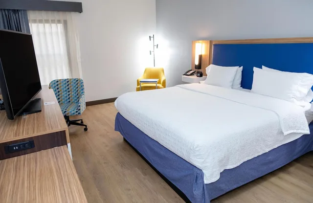 غرفة بسرير كينج مع أريكة، Hampton Inn Madison Huntsville Airport 4/7