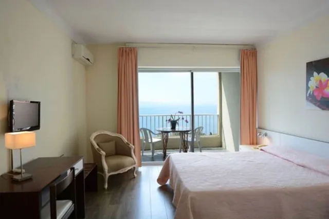 غرفة ثلاثية بثلاثة أسرّة بإطلالة على البحر، Sun Beach Hotel 2/7